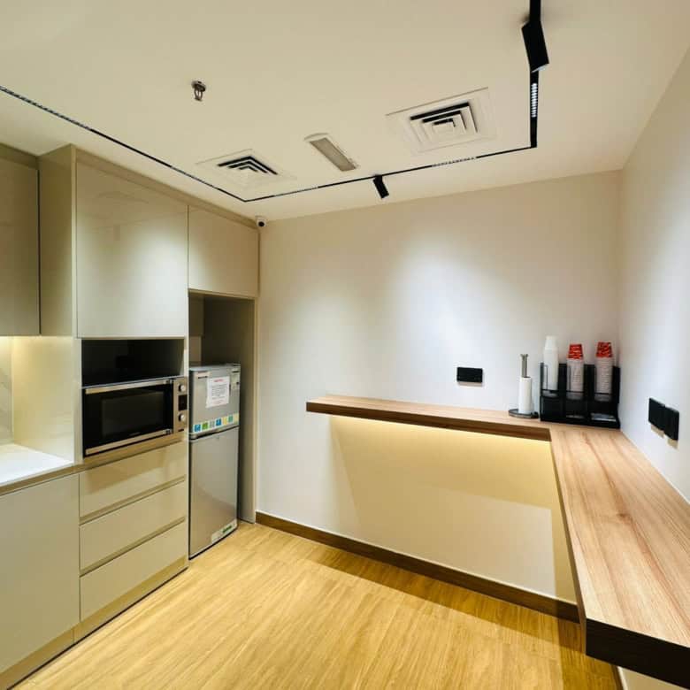 Affordable coworking kitchens in Dubai, featuring modern appliances, minimalist design, and workspace for productivity.