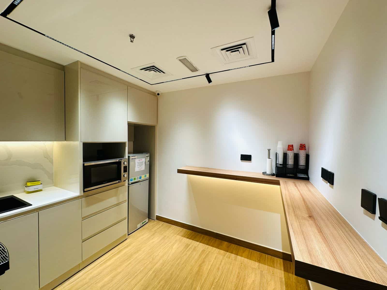 Affordable coworking kitchens in Dubai, featuring modern appliances, minimalist design, and workspace for productivity.