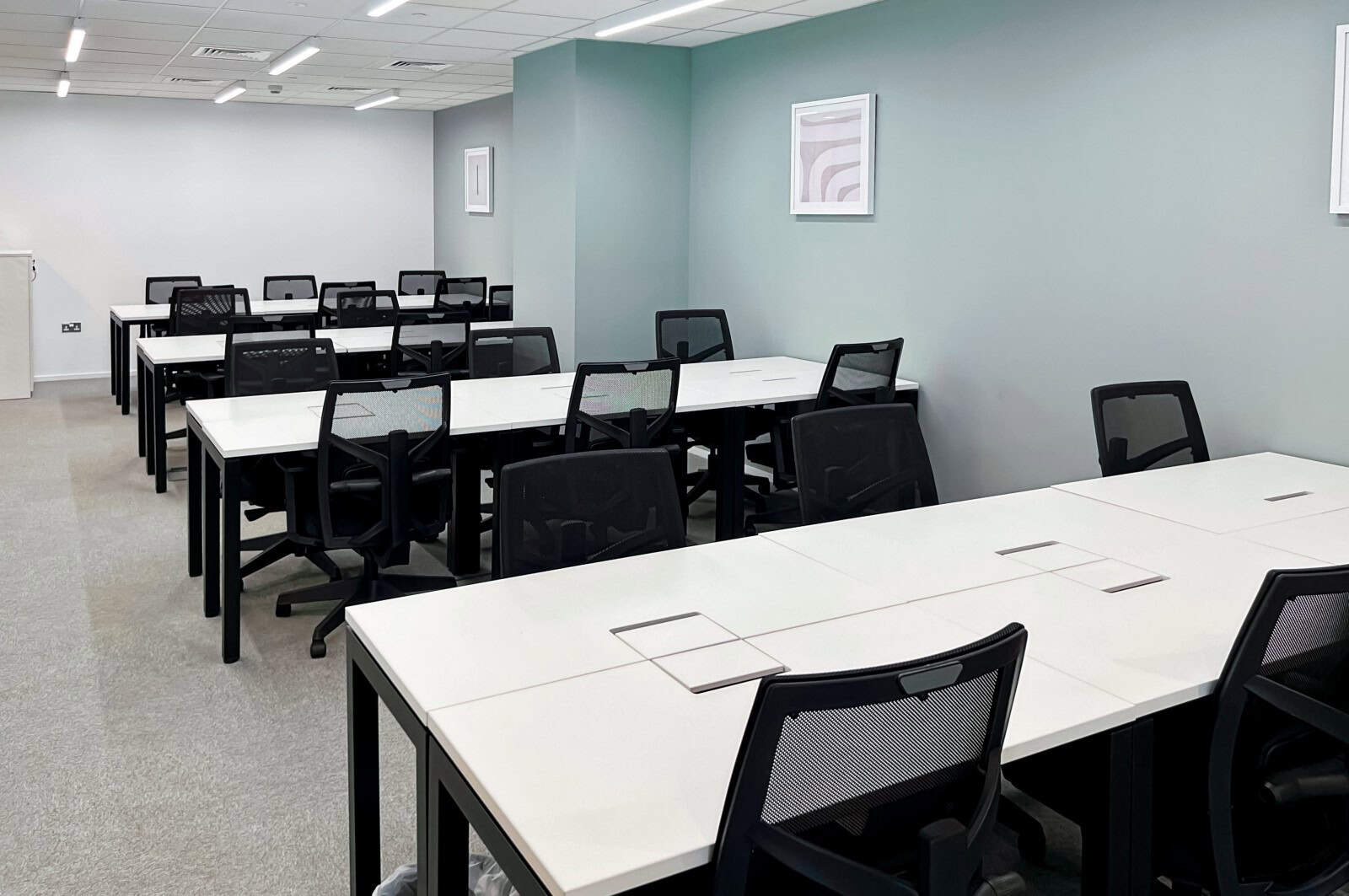 Modern coworking space in UAE with shared desks and ergonomic chairs for flexible work arrangements.