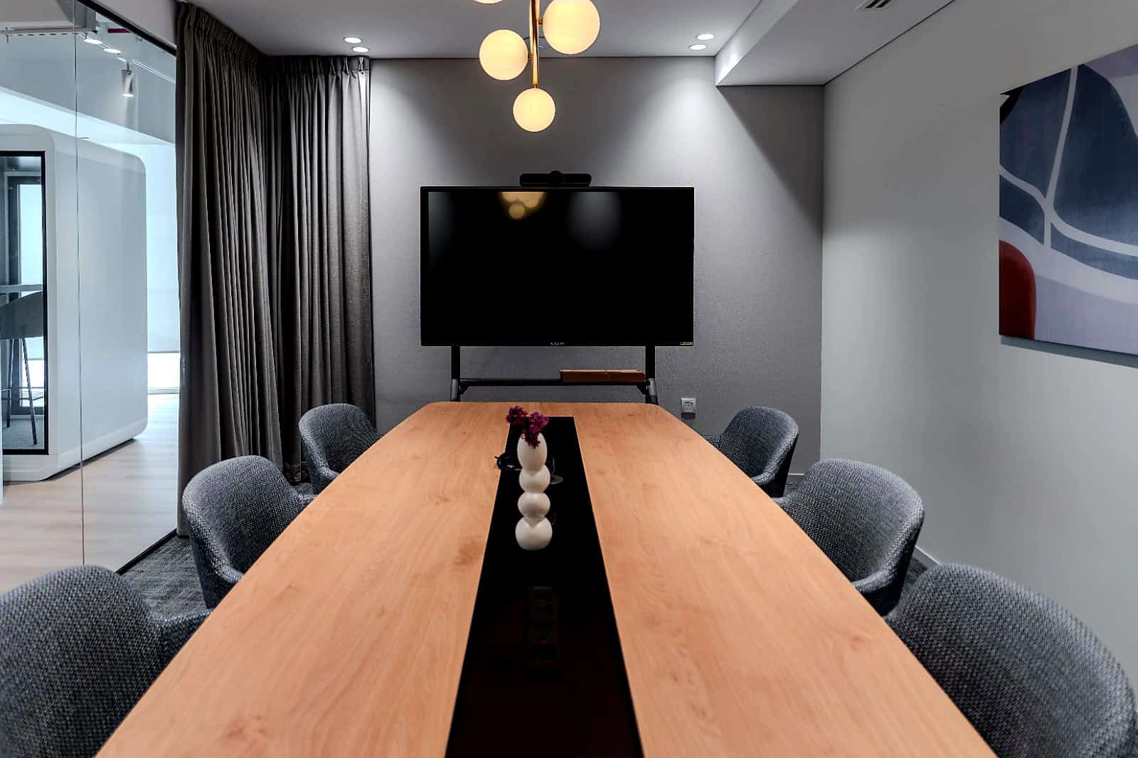 Flexible office space in Dubai with modern conference rooms for meetings and collaboration.