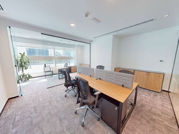 Bright Dubai office with ergonomic workstations and natural light, ideal for startups and remote teams.